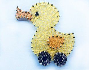Набор креативного творчества String Art Утенок 20*15 см изонить из ниток стринг-арт с гвоздями молоток 186005 фото